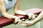 手首、前腕を鍛え引き締める「リストカール」トレーニング